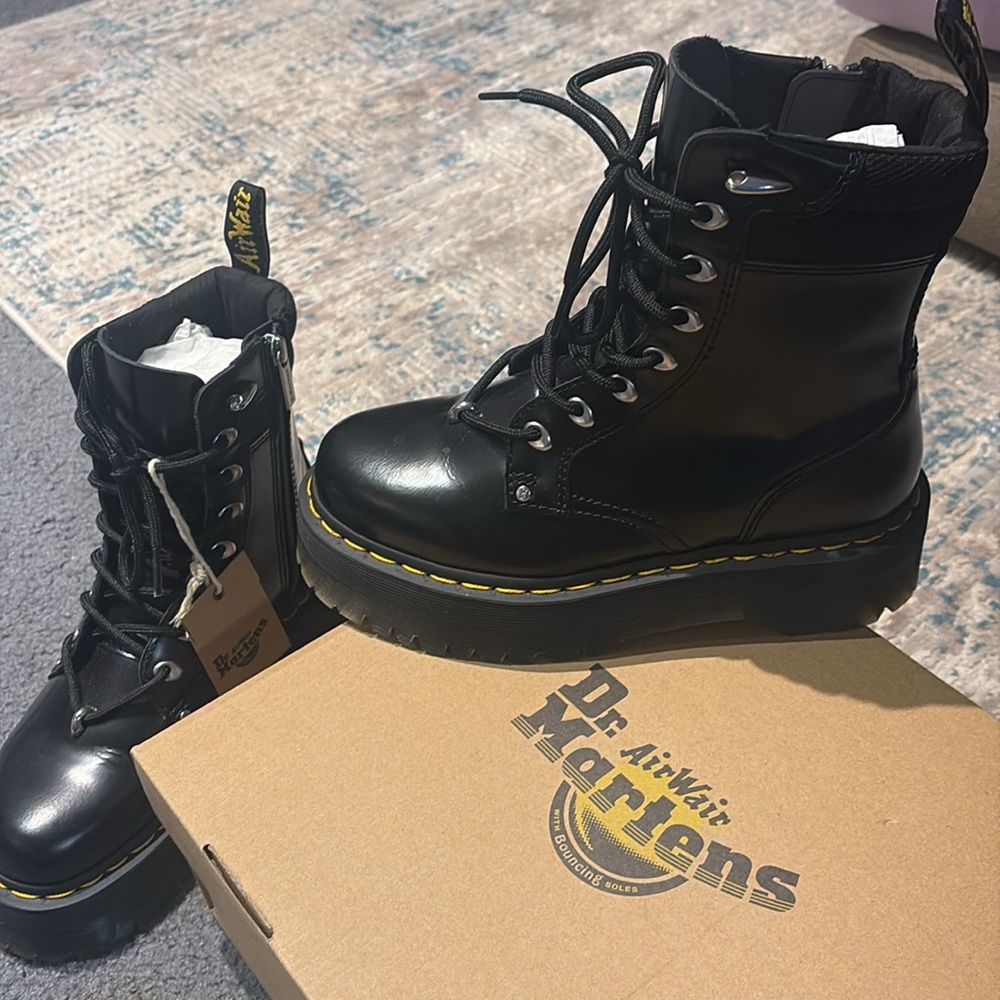 Like New. DR.MARTENS Jadon HDW II Platform Boot - Picture 8 of 8